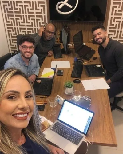 Equipe reunida na sala de reunião