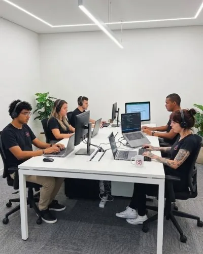 Equipe de suporte trabalhando no escritório